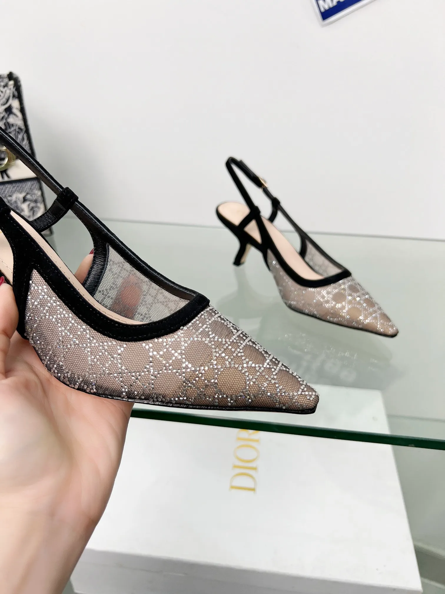 👟👟Ex-factory price 560👟👟Dior 2025 spring and summer catwalk new style bling...bling...crystal shoes Capture one-line high-heeled Mule women's shoes Star same rhinestone square toe cannage pattern cat heel slippers The top high-end version on the market Exclusive sale Material: original custom mesh inlaid with hot Australian rhinestones + water-dyed sheepskin feet + original molded hardware buckles + Italian leather outsole Heel height: 6.5CM/9.5CM size: 33-44 (33.34.40.41.42.43.44 is custom-made and cannot be returned or exchanged)